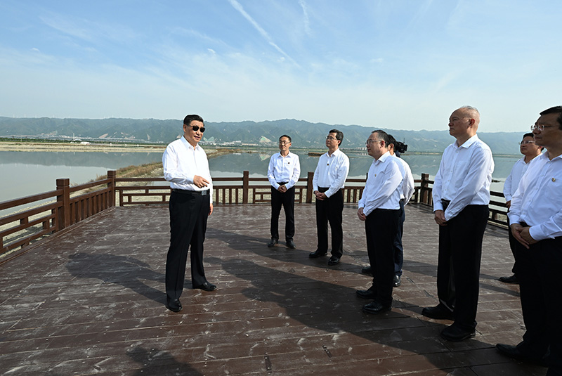 5月16日下昼，，，，，中共中央总书记、国家主席、中央军委主席习近平在前往陕西西安主持中国－中亚峰会途中，，，，，在山西运城盐湖考察。。。。。。