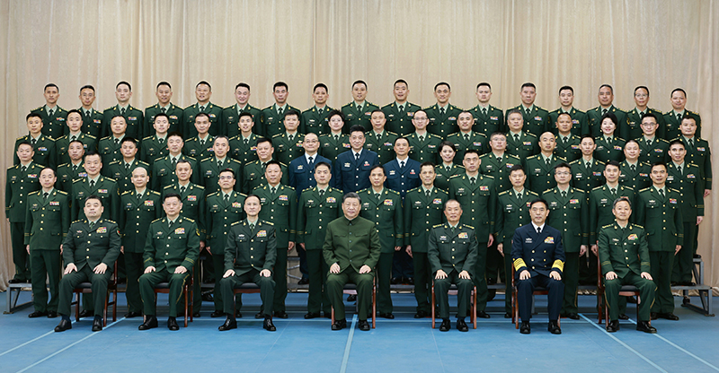 11月29日，，，，，，，，中共中央总书记、国家主席、中央军委主席习近平到武警海警总队东海海区指挥部视察。。。。。。。。这是习近平亲热接见东海海区指挥部有关同志，，，，，，，，同各人合影留念。。。。。。。。